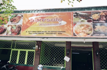 Makan Lesehan di Sate Solo