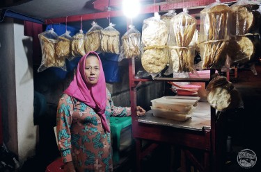 Kerupuk Jengkol Bu Yusnimar yang Bikin Ketagihan