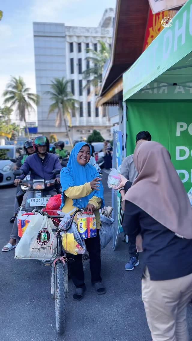Kemarin BroSisPKU bersama Dompet Dhuafa dan RRI, berbagi takjil gratis untuk Warga Pekanbaru🤩

Selain berbagi takjil gratis, program Dompet Dhuafa selama Ramadhan ini ada juga sedekah untuk anak yatim, sedekah beras untuk lansia dan dhuafa, sedekah Al Quran, dan Ramadhan di pengungsian untuk daerah yang terdampak bencana seperti Banjir Sumatera🥰✨

Terus untuk yang bingung mau bayar zakat, bisa sekalian ke Dompet Dhuafa. Baik itu zakat fitrah, zakat mal atau zakat penghasilan✨

So BroSis, mau bayar zakat, sedekah, infaq atau wakaf. Serahin aja ke Dompet Dhuafa Riau‼️

Rekening Sedekah :
💳 BSI 444.667.7792
an. Yayasan Dompet Dhuafa Republika Riau

Rekening Zakat Fitrah :
BSI : 444.667.8887
an. Yayasan Dompet Dhuafa Republika Riau
_
Dompet Dhuafa
@ddriauorg 
⏰ Buka Senin-Jumat, 08.00-17.00 WIB
(Layanan jemput zakat 24 Jam Setiap Harinya)
☎️ 081261188211
📍 Jalan Bakti, Gedung Wakaf Komplek Castavia Royale Aqsha

_
🌐 Butuh rekomendasi di Pekanbaru? Cek website www.brosispku.com

#brosispku #pekanbaru #BroSisPKUDompetDhuafa #DompetDhuafa #Zakat