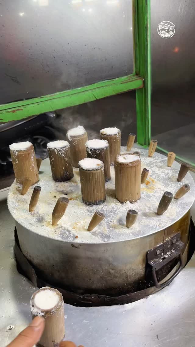 Menikmati Kue Putu Bambu di Pekanbaru