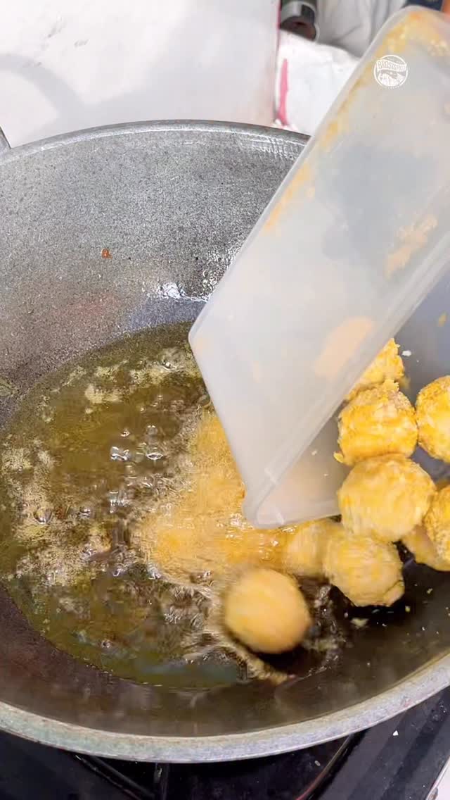 Bola-bola Ayam Elsa: Cemilan Gurih di Pekanbaru