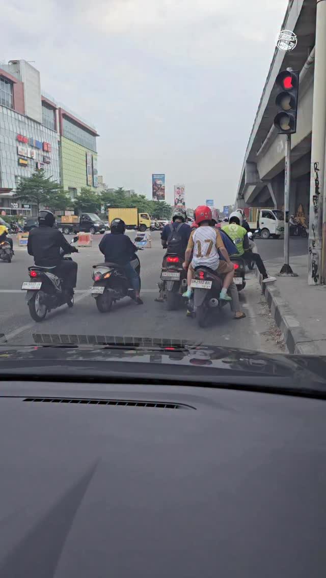 Trafik Teratur di Lampu Isyarat Pekanbaru