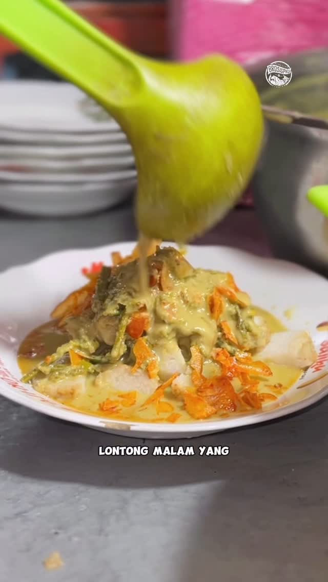Savor Katupek Gulai Paku Rani in Pekanbaru