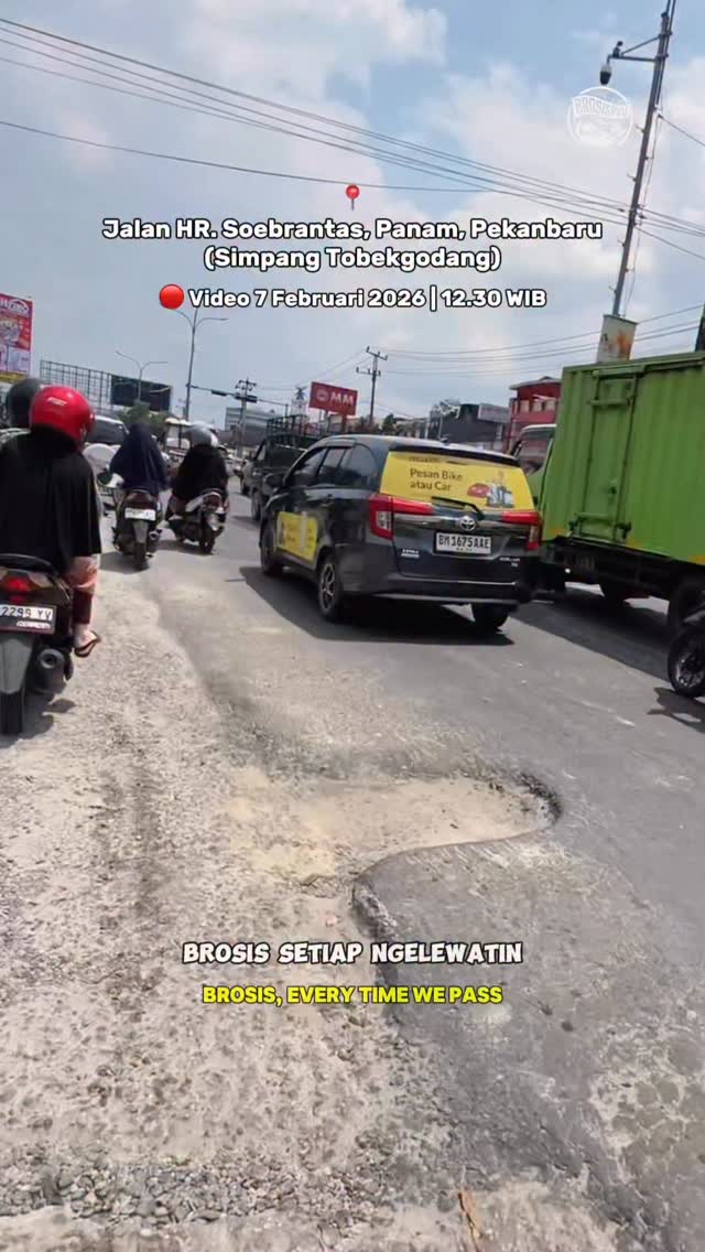 Hindari Lubang di Simpang Tobekgodang Pekanbaru
