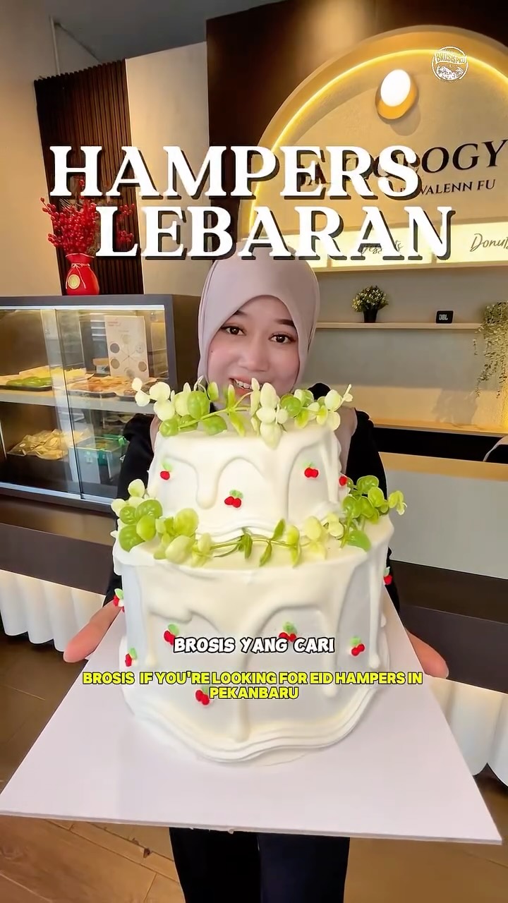 Yang cari hampers lebaran di Pekanbaru, mampir ke sini deh🤩

Namanya My Bakeology, di sini ada aneka dessert, cake dan donut😍✨

Mengingat bentar lagi lebaran, boleh lah ya hampersnya beli di sini. Bisa dipesan sampai tanggal 20 Maret nanti✨

Untuk packaging hampersnya ini cakep banget, rapi dan isiannya bisa pilih mau brownies, pudding atau cupcakes🥰✨ 
Di My Bakeology juga ada donut labu, custom cake mau itu Korean cake ,custom printing cake atau custom 3D design. Harganya mulai Rp70.000 cocok untuk wedding, ulang tahun dan perayaan lainnya🤩✨

So BroSis, gak bingung lagi kan cari hampers buat lebaran nanti. Langsung kunjungi outlet My Bakeology‼️
_
My Bakeology
@My_bakeology
☎️ 0822 6827 4596
⏰ Setiap Hari, 08.00-20.00 WIB
📍 Jalan Angkasa, Air Hitam, (Sekitar 80M sebelah kanan dari Jalan Riau)

✅ Tersedia di Gofood, Grabfood dan Shopeefood
✅ Pembayaran Cash, QRIS Dan Transfer
✅ Cake Mulai Rp70.000
✅ Gratis Parkir
_
🌐 Butuh rekomendasi di Pekanbaru? Cek website www.brosispku.com

#BrosisPKU #pekanbaru #HampersLebaran #BroSisPKUMyBakeology #MyBakeology