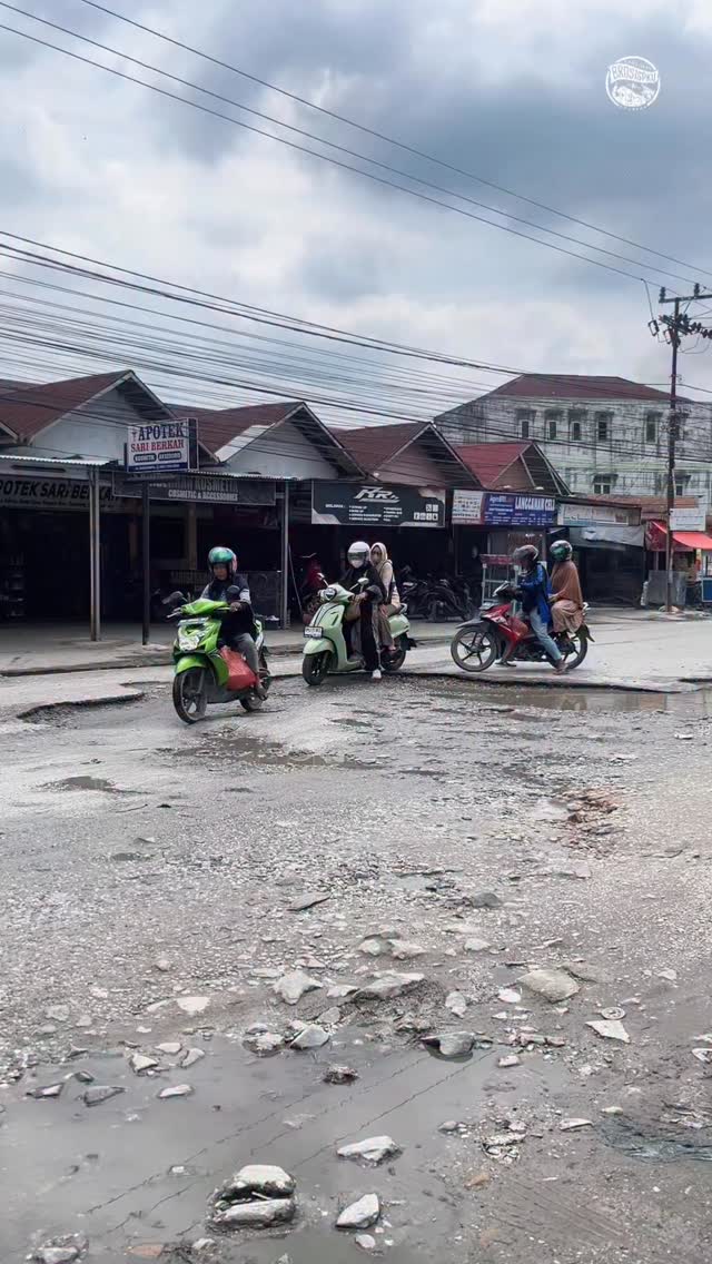 Keadaan Jalan Suka Karya Pekanbaru Rosak Teruk