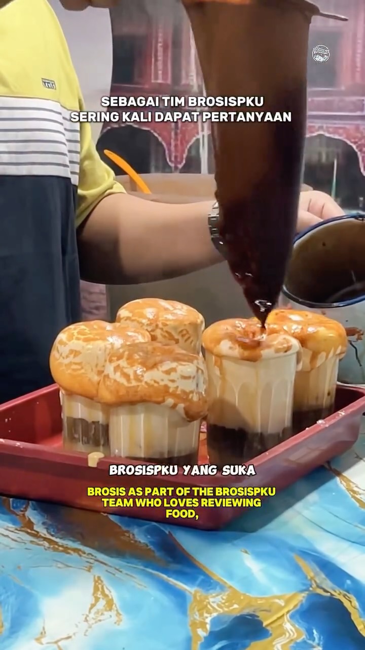 Cari tempat bukber sampai sahur di Pekanbaru? Ini dia salah satu rekomendasinya! 👀✨

Warga Pekanbaru harus cobain berbuka puasa di tempat yang legend banget udah ada 47 tahun yaitu Sate Cun Rumbai😍✨

Terus untuk tempat yang bukanya sampai sahur, ada teh talua malimpah Abang Ucok yang lagi viral banget karena variannya banyak🥤

Dari sore cari lokasi, upload konten sebelum buka, sampai streaming film, semuanya lancar tanpa kendala. Emang mantap kali jaringan telkomsel ni❤️

Siapa yang lagi cari rekomendasi bukber & sahur di Pekanbaru? Save dulu ya! Semoga membantu☺️
_
Telkomsel
@telkomselsumatera @mysumatera
Lokasi 1 : Sate Cun Rumbai
⏰ Setiap hari, 17.30-22.00 WIB
📍 Jalan Camp Rumbai, Depan Sekolah Al Ittihad Pekanbaru.
Harga :
Sate pake kerupuk Rp24.000/porsi
Sate biasa Rp22.000/porsi

Lokasi 2 : Teh Talua Malimpah Abang Ucok Cabang Bukittinggi
⏰ Selama Ramadhan, 17.00-05.00 WIB
⏰ Jam Operasional Biasa, 16.00-02.00 WIB
📍 Jalan Bangau, Sukajadi, Pekanbaru, gak jauh dari simpang Jalan Rajawali.
Harga :
Nasi Goreng Rendang Rp15.000
Teh Talua Matcha Rp30.000
Teh Talua Original Rp18.000 _
🌐 Butuh rekomendasi di Pekanbaru? Cek website www.brosispku.com

#brosispku #brosis #pekanbaru #Telkomsel #RamadhanSepenuhHati