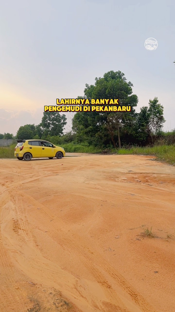 Latihan Mengemudi di Lapangan Tanah Merah Pekanbaru