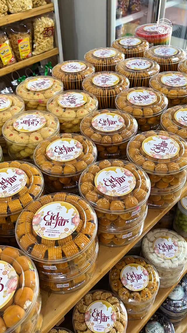 Ternyata di Rumbai ada toko oleh-oleh yang jual banyak kue kering buat Lebaran.

Mulai dari nastar, kastengel, putri salju, kue bangkit kacang, lidah kucing, dan masih banyak lagi. Totalnya ada sekitar 31 varian cookies di Zie Chocolate! 🍪🤤

Harga kue keringnya mulai dari Rp40.000 aja, jadi masih aman di kantong buat stok Lebaran di rumah.

Buat yang mau kirim hampers ke keluarga, teman, atau rekan kerja juga bisa banget. Karena di sini ada hampers cantik yang bisa dicustom sesuai selera kalian🎁

✔️ Custom hampers mulai dari Rp75.000
✔️ Tas hampers mulai Rp15.000 (buat yang mau beli 1 kue kering tapi tetap pengen dijadiin hampers)

Selain kue kering, di sini juga ada banyak aneka kue dan keripik yang bisa dijadiin stok cemilan di rumah atau oleh-oleh ke luar kota.

Jadi yang lagi siap-siap Lebaran, Zie Chocolate wajib masuk list kalian😉

Tag teman kalian yang lagi cari kue kering & hampers Lebaran! 👇
_
Zie Chocolate
@ziechocolate
☎️ 0852-6400-9599
⏰ Buka setiap hari, 07.00-21.00 WIB
(Buka sampai malam takbiran)
📍 Jalan Kayangan/Sekolah, Rumbai Pesisir, Pekanbaru
(Sekitar 500 m kalau masuk dari Jalan Yos Sudarso)

✅ Tersedia di GrabFood
✅ Pembayaran Cash dan Cashless (Qris, Debit dan Transfer)
✅ Kipas Angin 
✅ Parkir Gratis
_
🌐 Butuh rekomendasi di Pekanbaru? Cek website www.brosispku.com

#BrosisPKU #BroSisPKUZieChocolate 
#ZieChocolate #HampersPekanbaru #Pekanbaru