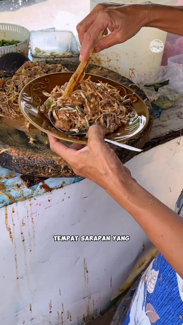 Try Bu Dewi’s Breakfast in Pekanbaru