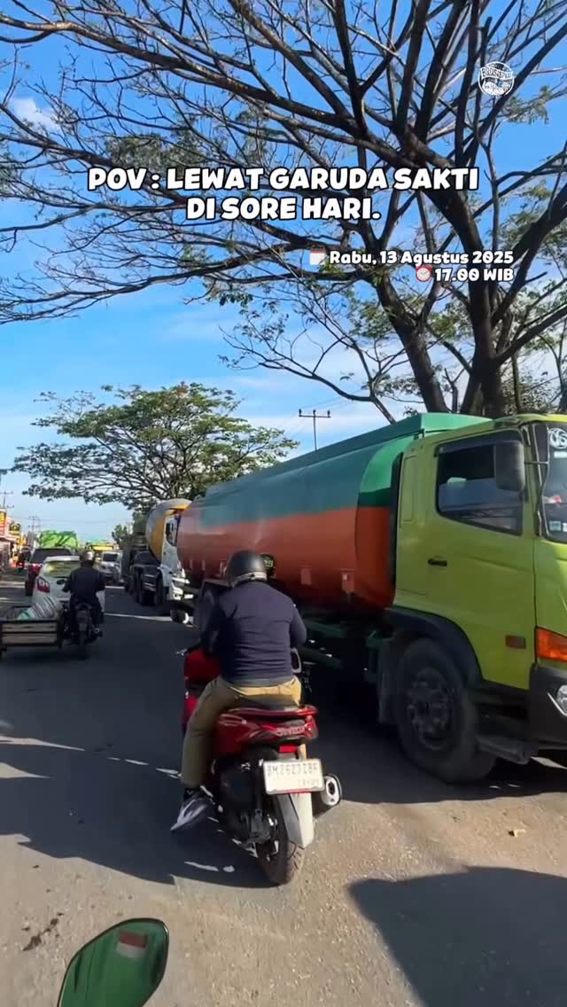 Kesibukan Sore di Jalan Garuda Sakti Pekanbaru