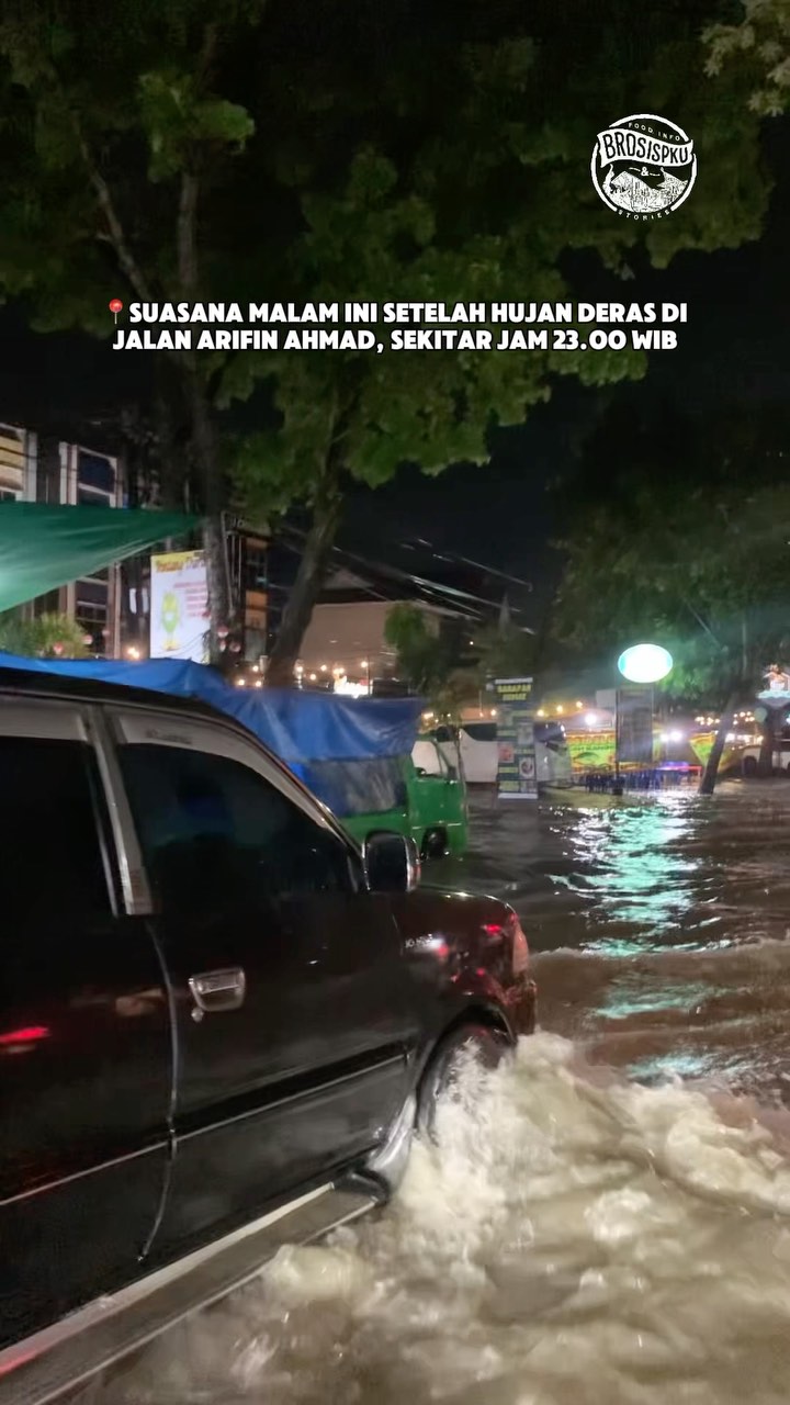 Malam Hujan di Jalan Arifin Ahmad Pekanbaru