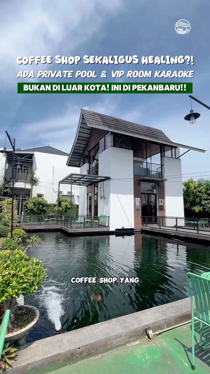Rumah Flamboyan Pekanbaru: Café Unik dengan Koi dan Karaoke