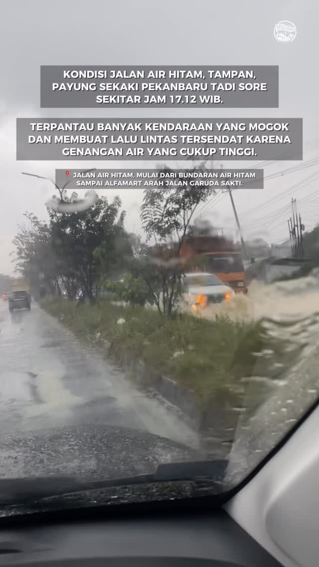 Terpantau kondisi Jalan Air Hitam tadi sore banjir‼️

Terlihat di video banyak kendaraan yang mogok dan lalu lintas jadi tersendat⛈️

BroSis yang melintasi jalan ini, harap hati-hati ya⚠️
_
📍 Jalan Air Hitam, Tampang, Payung Sekaki Pekanbaru. (Dari arah bundaran Air Hitam sampai alfamart arah Jalan Garuda Sakti)
🔴 16 Februari 2026 | 17.12 WIB
_
🌐 Butuh rekomendasi di Pekanbaru? Cek website www.brosispku.com

#BroSisPKUContentDiny 
#BroSisPKU #brosis #pekanbaru #SeputarPKU