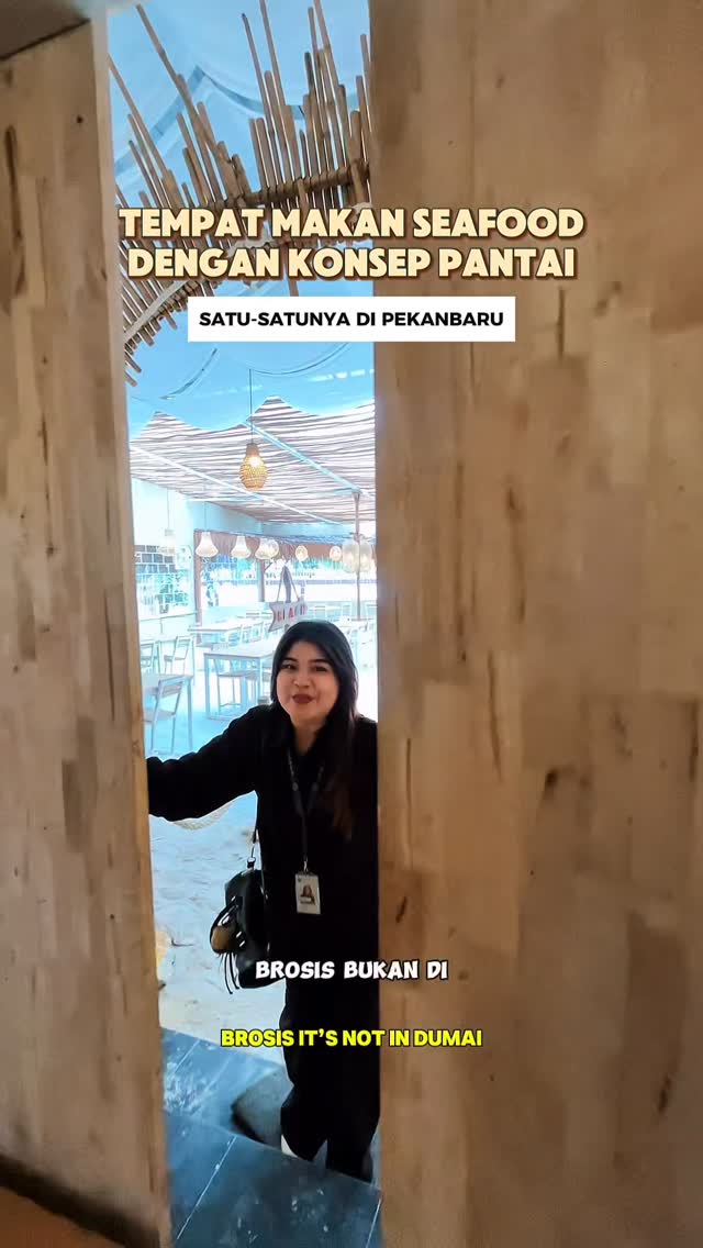 Bukan di Dumai bukan juga di Batam, tapi ini di Pekanbaru kita bisa nikmatin berbagai menu seafood dengan konsep ala pantai yang beda dari lainnya🦀✨

Warga Pekanbaru harus banget tau sama tempat yang namanya Seafood Pantai. Ini tu cabang dari katering pku, tapi beda konsep😍

Di Seafood Pantai menunya jauh lebih lengkap dan variatif, contohnya ada menu paket bakaran, seafood tumpah, dan menu seafood satuan kayak udang kremes🦐🦀

Seafood Pantai ini punya tempat yang luas, ada musholla dan cocok dijadiin salah satu spot bukber nanti😍

Yuk, BroSis cobain ke sini langsung🥰
_
Harga:
Paket Extra Rp195.00
Seafood Paket Komplit Rp161.000
Udang Kremes Rp35.000
Buah Potong Rp23.000
_
Seafood Pantai
@Seafoodpantaii
⏰ Jam Operasional Umum, Buka setiap hari, 11.00-22.00 WIB
⏰ Jam Operasional Ramadhan, 15.00-22.00 WIB
📍 Jalan Arifin Ahmad, Marpoyan Damai, Pekanbaru. (Sebrang Jalan Bakti atau SPBU Arifin, Sebelah Alfamart arah ke Simpang Lampu Merah Soekarno)

✅ Pembayaran Cash dan Cashless (Qris, Debit, Tf)
✅ Tersedia indoor (AC) dan outdoor (Kipas, Smoking)
✅ Musholla
✅ Parkir luas dan bayar 
✅ Baby chair
✅ Free wifi
_
🌐 Butuh rekomendasi di Pekanbaru? Cek website www.brosispku.com

#BrosisPKU #pekanbaru #brosispkuSeafoodPantai #SeafoodPantai #pku