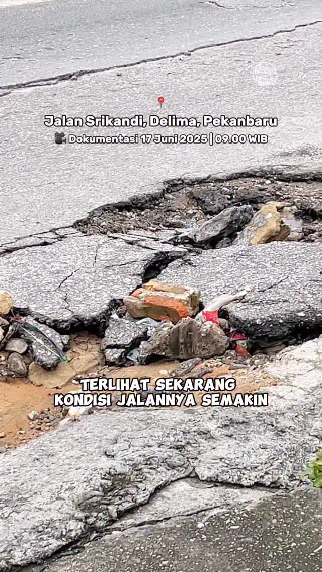 Jalan Srikandi Ujung Pekanbaru Rusak Parah