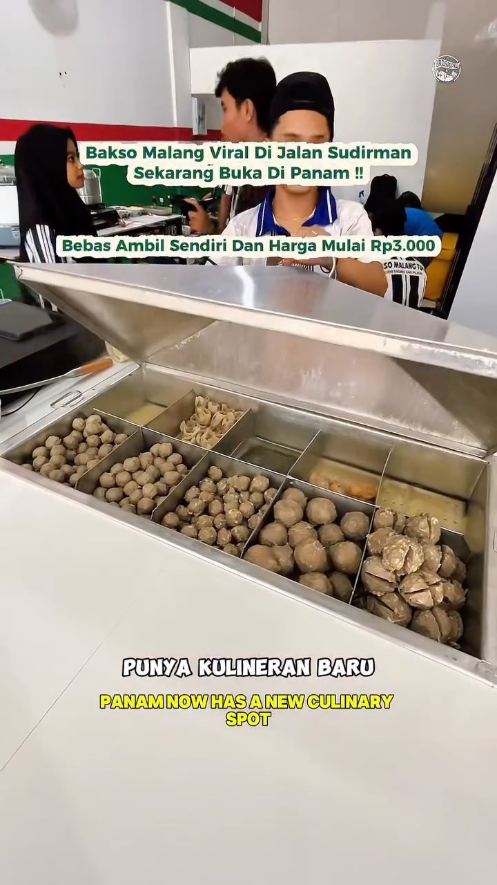 Sekarang Panam udah punya kulineran baru yaitu Bakso Malang Tugu cabang dari Jalan Jendral Sudirman, harganya mulai Rp3.000 aja🍜😍

Di Pekanbaru kalau cari bakso Malang yang owner dan kokinya asli orang Malang, plus baksonya 90% murni daging sapi, wajib banget coba ke sini🤩🙌🏻

‼️ Selama Ramadhan ada promo paket buka puasa, cukup bayar makan, gratis minum teh es jumbo😍

Selain bakso di sini juga tersedia menu nasi seperti nasi goreng dan nasi bakso dengan berbagai varian plus tersedia es yang seger juga🍧🤤

Cus buruan langsung mampir sekarang juga!🤩
_
Harga:
Bakso Malang Tugu mulai Rp3.000
Nasi Goreng Tetelan Rp35.000
Nasi Bakso Tugu Rp25.000
Nasi Bakso Mercon Rp25.000
__
Bakso Malang Tugu
@baksomalangtugu.id
⏰ Buka Setiap Hari, Jam 11.00-22.00 WIB
⏰ Selama Ramadhan, Jam 16.00-22.00 WIB
📍 Jalan HR. Soebrantas, Panam, Sebelah Hokben, Sebrang SPBU Panam.
📍 Jalan Jendral Soedirman, Sebelah Unyil Durian, Deretan Sebelum Starbuck.

✅ Pembayaran Cash dan Qris
✅ Parkiran Luas dan Bayar
✅ Lantai 2 (Full AC) (No Smoking)
✅ Lantai 1, Semi Indoor, Kipas Angin (Smoking Area)
✅ Tersedia Mini Playground
✅ Musholla
✅ Free Wifi
_
🌐 Butuh rekomendasi di Pekanbaru? Cek website www.brosispku.com

#brosispku #brosis #pekanbaru #BaksoMalang #BaksoTuguMalang