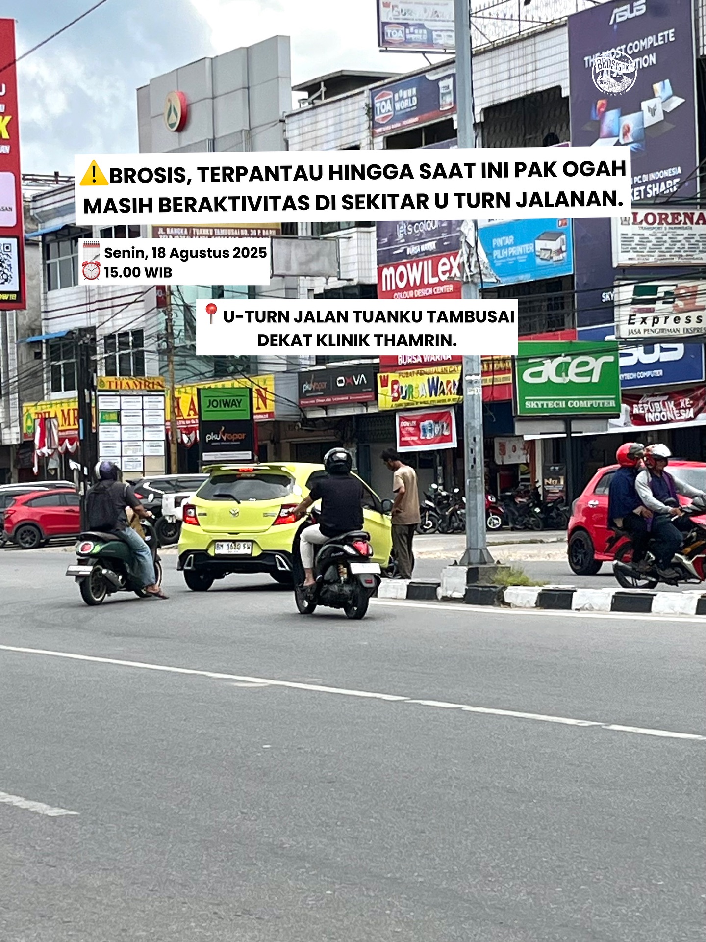 Pak Ogah Directing Traffic at Pekanbaru U-Turns