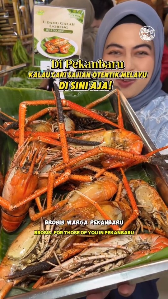 Warga Pekanbaru yang lagi pengen masakan Melayu, authentic dengan suasana hangat dan nyaman, wajib banget mampir ke Kampoeng Melayu🤩

Lokasinya strategis, satu area dengan Durian Runtuh, tempatnya luas dan nyaman, cocok buat makan bareng keluarga, nongkrong sama temen, sampai acara rame-rame.

Menunya banyak dengan harga mulai dari Rp15.000 per lauk.

Paling iconic di sini ada Daging Salai Masak Lemak yang smokey banget karena diasap selama 12 jam🤤

Menu lain juga nggak kalah menggoda, ada Udang Galah, Gulai Salai Baung, Tempoyak Gulai Tapah, Gulai Langkitang, Gurame Bakar, Ayam Bakar, dan banyak lagi dengan bumbu Melayu yang gurih, medok, dan bikin nambah terus.

Overall, semuanya recommended, BroSis cobain juga yuk!
_
Kampoeng Melayu - Durian Runtuh
@durianruntuh_nnp @yoedhia_nnp 
☎️ 0853-3957-5859
⏰ Buka setiap hari, 10.00-24.00 WIB
📍 Jalan Jenderal Sudirman, Pekanbaru
(Dekat simpang tiga bandara, satu lokasi dengan Durian Runtuh)

✅ Prasmanan
✅ Harga mulai dari Rp15.000
✅ Pembayaran bisa cash & cashless
✅ Open reservasi untuk berbuka puasa
✅ Indoor (Kipas angin)
✅ VIP Room (AC)
✅ Ada lesehan
✅ Free WiFi
✅ Cocok untuk makan sendiri/rame-rame
_
🌐 Butuh rekomendasi di Pekanbaru? Cek website www.brosispku.com

#KampoengMelayu #KulinerMelayu #KulinerPekanbaru #DurianRuntuh #RasaYangDirindukan