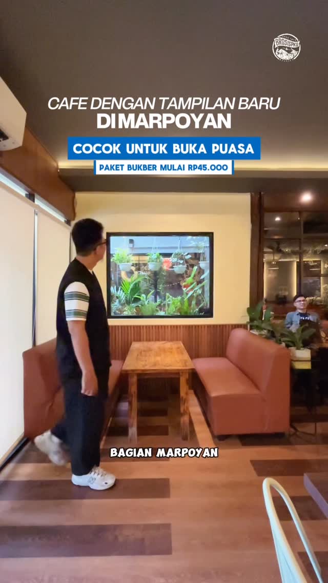 Cafe yang udah 10 tahun ada di sekitaran UIR ini sekarang sudah dengan tampilan yang baru !! ✨✨

Namanya RR Cafe Marpoyan, sekarang suasana indoor acnya lebih luas dan lebih nyaman.

Mereka juga punya paket berbuka puasa, harga mulai Rp45.000 udah dapat nasi dan lauk, kurma, dan es lemon tea✨✨

Tempatnya sekarang makin nyaman, mau nugas, kerja, dan lain-lain.

Warga Marpoyan gas ke sini buat cobain menunya 
_
Harga:
Harga:
Paket Bukber 1
[Nasi Ayam Goreng + Lemontea + Kurma] Rp45.000

Paket Bukber 2
[Nasi Ayam Bakar + Lemontea + Kurma] Rp48.000

Paket Bukber 3
[Nasi Ayam Rica-rica + Lemontea + Kurma] Rp52.000 

Paket Bukber 4
[Nasi Ayam Lada Hitam + Lemontea + Kurma] Rp52.000

Paket Bukber 5
[Nasi Ayam Saus Mentega + Lemontea + Kurma] Rp52.000

Paket Bukber 6
[Nasi Capcay Ayam + Lemontea + Kurma] Rp48.000

Paket Bukber 7
[Nasi Capcay Seafood + Lemontea + Kurma] Rp52.000

Paket Bukber 8
[Nasi Ikan Asam Manis + Lemontea + Kurma] Rp58.000

Palm Caramel Rp27.000
Creme Brulle Rp27.000
Ocean Blue Rp25.000
Yogurt Mixberry Rp26.000
_
RR Coffee Marpoyan
@rrcoffee_marpoyan
☎️ WA 085272337272

⏰ Buka setiap hari

Operasional Biasa:
07.00-23.00 WIB

Operasional Ramadhan:
14.00-18.00 Take Away
18.00-23.00 Dine In

📍 Jalan Kaharudin Nasution, seberang Jalan Karya 1 

✅ Indoor (AC, smoking area)
✅ Outdoor (Smoking area)
✅ Colokan listrik di setiap meja
✅ Ada sofa
✅ Laptop friendly
✅ Cocok untuk sendiri maupun ramean
_
🌐 Butuh rekomendasi di Pekanbaru? Cek website www.brosispku.com

#BrosisPKU #pekanbaru #BroSisPKURRCoffee #RRCoffeemarpoyan