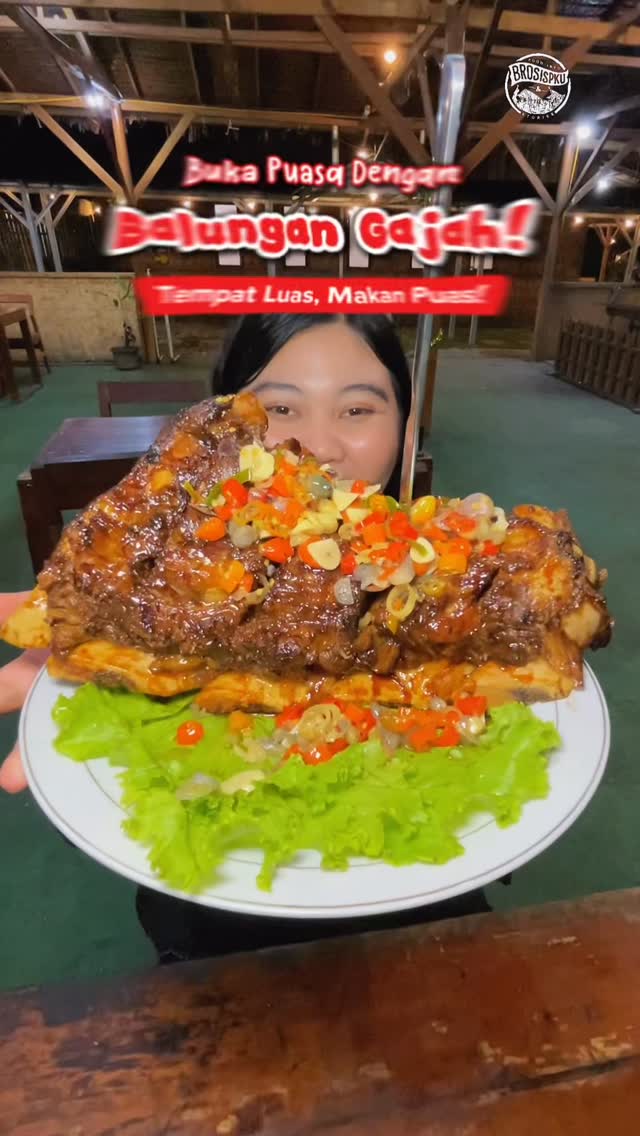 Di Pekanbaru cari tempat bukber yang tempatnya luas dan makanannya bikin puas tempat ini udah pasti cocok banget‼️😍

Balungan Gajah Kak Nas tempatnya✨

Insyaallah Balungan Gajah Kak Nas Buka dari hari pertama puasa sampai lebaran!🤩

‼️Buat BroSis yang tergabung dalam Komunitas ada spesial diskon 10% kalau datang ramean😍

Di sini tersedia menu paket ramadhan untuk 2 orang,  4 orang, 6 orang dan 8 orang yang masing masing paketnya udah include dengan lauk, nasi, sayur, takjil, dan minuman es yang free refill sepuasnya😍

Kalau mau ramean, ada juga paket menu ramadhan prasmanan yang harganya mulai dari Rp50.000-Rp95.000/pax nya, untuk di ruang vip dengan minimal order 60 orang.

Mau order menu di luar paket ramadhan tetap bisa, ada banyak menu spesial yang enak dan wajib kamu coba🤤

Yuk reservasi sekarang!
_
Balungan Gajah Kak Nas
@balungangajah.kaknas
📞0821-7066-8081
⏰ Buka setiap hari, 16.30-22.00 WIB
⏰ Take away dan GoFood, 16.30 WIB
📍Jalan Tengku Bey 1, Simpang Tiga, Pekanbaru
(Sebelum Simpang Jalan Rantau)
_
✅ Pembayaran cash & cashless (transfer & Qris)
✅ Tempat luas dan nyaman
✅ Tempat semi indoor (smoking area)
✅ Musholla
✅ Parkiran luas
✅ Tersedia playground anak dan life animals
✅ Live music (setiap malam minggu)
✅ VIP Room (non-smoking area)
✅ Babychair
_
🌐 Butuh rekomendasi di Pekanbaru? Cek website www.brosispku.com

#Pekanbaru #BroSisPKUBalunganGajahKakNas #BalunganGajahKakNas #MakananPerayaan #BukaPuasa