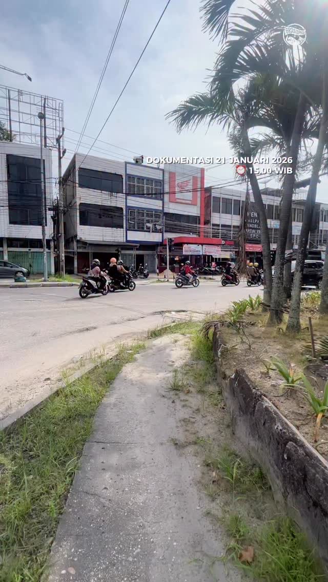 Waspada Lubang di Jalan Riau Pekanbaru