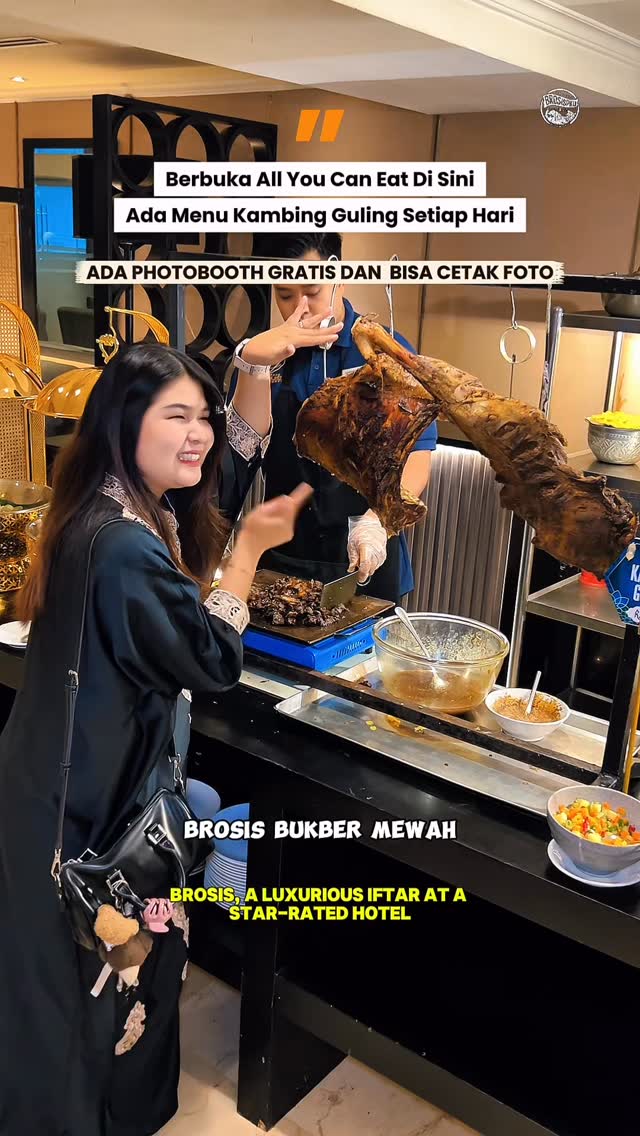 Buka puasa sepuasnya di Jatra Hotel Pekanbaru cukup bayar Rp198.000 nett/orang😍

‼️ Iya BroSis, karena lagi ada PROMO EARLY BIRD yang berlaku hingga 25 Februari 2026, harga yang awalnya dari Rp228.000 jadi Rp198.000📌 

Setiap pembayaran ini, sudah otomatis terhitung beramal, karena Rp8.000 akan didonasikan ke Rumah Zakat.

Di sini ada berbagai pilihan menu, dan yang paling spesial, setiap hari selalu ada kambing guling🤤

Kalau mau suasana yang lebih santai, ada juga Paket Buka Berame di MeetingHub Grand Jatra Hotel Pekanbaru Harganya Rp128.000 nett/pax
‼️ Free Karaoke
‼️ Bayar 10 Gratis 1

Pokoknya bukber di sini seru banget, setiap hari ada lucky draw, live music, dan di hari tertentu ada photobooth gratis!!🥰

Yuk buruan reservasi sekarang ya😍
_
Grand Jatra Hotel Pekanbaru
@jatrahotelpekanbaru_official
@bregasyekti @tomi_wyoody @meetinghub_thelobby
☎️ WA Reservasi: 0811-7071-888
⏰ Setiap hari, 17.00-21.00 WIB
📍 Jalan Tengku Zainal Abidin (Di sebelah Mal Pekanbaru), Bellagio Restaurant, Lantai 5.

✅ All you can eat (Makan sepuasnya)
✅ Pembayaran bisa cash & cashless (Qris, transfer, debt)
✅ Indoor (AC, no smoking area)
✅ Live music
✅ Free WiFi
✅ Mushola
✅ Wajib Reservasi
_
🌐 Butuh rekomendasi di Pekanbaru? Cek website www.brosispku.com

#brosispku #brosis #pekanbaru #BroSisPKUGrandJatraHotelPekanbaru #GrandJatraHotelPekanbaru