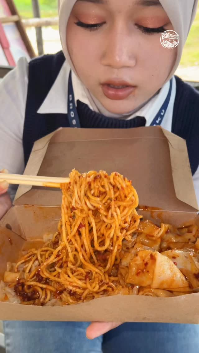 在佩坎巴鲁品尝辣味Mie Jebew