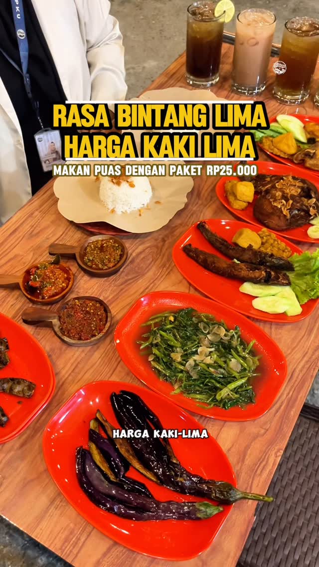 Tempat makan ini rasa bintang lima, harga kaki lima!🤩

Cuma dengan Rp100.000 aja, kalian bisa makan kenyang berempat, puas pokoknya!🥰

Di sini ada menu paketan seharga Rp25.000 dapat nasi, lauk, es teh, tahu tempe, dan sambal. Pilihannya ada ayam, lele, nila, dan masih banyak lagi.

Enak banget dimakan dengan sambal khasnya mereka, Sambal Teja, Sambal Daun Jeruk, dan Sambal Terasi.

Menu tambahan seperti terong goreng, pete, dan aneka minuman juga ada di sini🤤

Bahannya berkualitas, tempatnya bersih, nyaman, dan pelayanannya satset karena staffnya banyak.

BroSis cobain yuk🥰
_
Harga:
Paket Ayam Rp25.000
(Ayam + Nasi + Es Teh + Tahu Tempe + Sambal)

Paket Lele Rp25.000
(Lele + Nasi + Es Teh + Tahu Tempe + Sambal)

Paket Nila Rp34.000
(Nila + Nasi + Es Teh + Tahu Tempe + Sambal)

Cah Kangkung Bakar Rp12.000
Terong Goreng Rp10.000
Pete Goreng Rp10.000

Es Teh Jumbo Rp5.000
Lemon Tea Rp10.000
Es Jeruk Rp10.000
Teh Tarik Rp10.000
Kopi Susu Rp10.000
_
Waroeng Teja
@waroengteja
☎️ WA 0822-8835-0077
⏰ Buka setiap hari, 10.00-23.00 WIB
📍 Jalan Arifin Ahmad, Pekanbaru (Sebelum Raun-Raun kalau dari Jalan Soekarno-Hatta)

✅ Pembayaran bisa cash & cashless (Transfer)
✅ Outdoor
✅ Indoor (kipas angin)
✅ Parkir luas
✅ Tersedia di GoFood & GrabFood
_
🔥 Ada apa di Pekanbaru? Cek review @brosispku

🌟 Cek beragam highlight di Instagram @brosispku

🍻 Ingin tampil di brosispku? Hubungi WA tim iklan @brosispku di bio

🌐 Follow juga IG: @brosiskerja @brosisdeal @brosisid @brosisproperty

#brosispku #brosis #pku #pekanbaru #riau #kuliner #kulinerpku #culinary #food #foodgasm #foodporn #kulinerindonesia #kulinerindonesiaku #makan #makanenak #brosismakansiang #brosismakanmalam #ayampenyet #sambal #BroSisPKUWaroengTeja #WaroengTeja