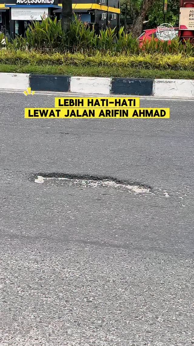 Pekanbaru: Berhati-hati dengan Lubang di Jalan Arifin Ahmad