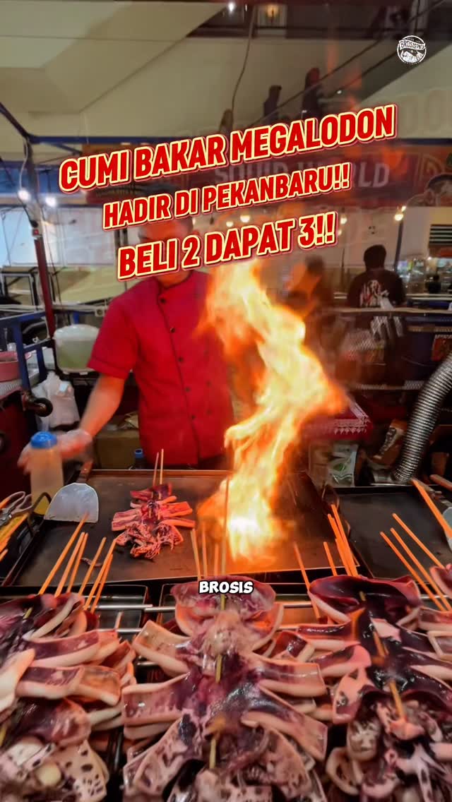 Cobain Cumi bakar Megalodon dan baby crab viral ndak perlu di Jakarta, karna lagi ada di Pekanbaru! 🦑🔥

Ini tu menu dari Squid World, yang akhirnya hadir di Pekanbaru.

‼️ Khusus warga Pekanbaru, ada PROMO BUY 2 GET 3 selama event ini‼️

Di sini kalian bisa coba Cumi Bakar Megalodon, ukurannya sebesar mukak ni ha, masaknya disetrika pulak.

Ada juga Crispy Squid, Crispy Baby Crab, Takoyaki Isi Gurita, sampai Nasi Cumi.

Gas ke sini BroSis, cobain seenak apa menu cuminya🤩
_
Squid World - Warisan Rasa Asia & Nusantara
@squidworld.id @jangkrikkuliner @drummerkuliner @malpekanbaru
🗓️ 24 Desember 2025-4 Januari 2026
⏰ 10.00-22.00 WIB
📍 Mal Pekanbaru, Lantai Dasar (G)
Jalan Jenderal Sudirman, Pekanbaru

✅ Pembayaran cashless dengan cara top up kartu khusus pembayaran event, di kasir.
✅ Takeaway only
✅ Tersedia tempat duduk sekitar area kuliner
_
🔥 Ada apa di Pekanbaru? Cek review @brosispku

🌟 Cek beragam highlight di Instagram @brosispku

🍻 Ingin tampil di brosispku? Hubungi WA tim iklan @brosispku di bio

🌐 Follow juga IG: @brosiskerja @brosisdeal @brosisid @brosisproperty

#brosispku #pekanbaru #SquidWorld #WarisanRasaAsiaNusantara#BroSisPKUSquidWorld