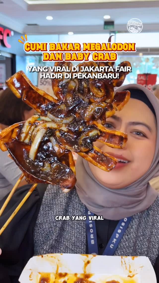 Cumi bakar MEGALODON dan baby crab viral yang ada di Jakarta Fair, sekarang mendarat di Pekanbaru! 🦑🔥

Ukurannya segede muka, masaknya disetrika pula 😱

Kenalin, jajanan cumi antimainstream dari Squid World, yang akhirnya hadir di Pekanbaru.

‼️ Khusus warga Pekanbaru, ada PROMO BUY 2 GET 3 selama event ini‼️

Di sini kalian bisa coba Cumi Bakar Megalodon, Crispy Squid, Crispy Baby Crab, Takoyaki Isi Gurita, sampai Nasi Cumi.

Worth it banget!
Gas sebelum kehabisan ya, BroSis🤩
_
Squid World - Warisan Rasa Asia & Nusantara
@squidworld.id @jangkrikkuliner @drummerkuliner @malpekanbaru
🗓️ 24 Desember 2025-4 Januari 2026
⏰ 10.00-22.00 WIB
📍 Mal Pekanbaru, Lantai Dasar (G)
Jalan Jenderal Sudirman, Pekanbaru

✅ Pembayaran cashless dengan cara top up kartu khusus pembayaran event, di kasir.
✅ Takeaway only
✅ Tersedia tempat duduk sekitar area kuliner
_
🔥 Ada apa di Pekanbaru? Cek review @brosispku

🌟 Cek beragam highlight di Instagram @brosispku

🍻 Ingin tampil di brosispku? Hubungi WA tim iklan @brosispku di bio

🌐 Follow juga IG: @brosiskerja @brosisdeal @brosisid @brosisproperty

#brosispku #pekanbaru #SquidWorld #WarisanRasaAsiaNusantara#BroSisPKUSquidWorld