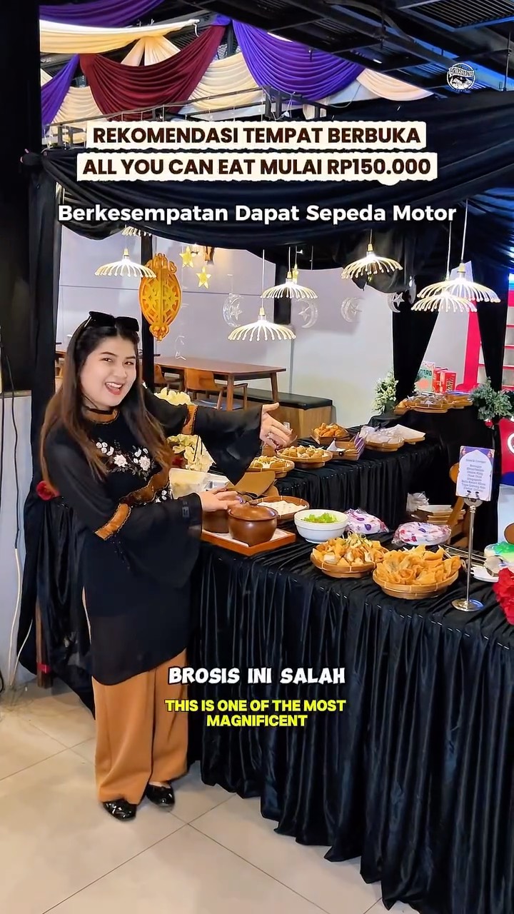BroSis, ini salah satu tempat buka puasa termegah dan terworth it di Pekanbaru✨

Mulai Rp150.000 udah dapat menu all u can eat super lengkap, ada Melody session, Board Game, Movie Time bahkan bisa bawa pulang motor baru!😍

Cobain deh buka puasa di Laksamana Muda dengan tema 1001 malam yang vibesnya ala timur tengah, aesthetic, dan instagramable banget💫✨

Menunya enak-enak semua, dari Nusantara, Western, Asian, International, Indomie corner sampai Appetizer, dessert, beverages, semua ada dan berganti terus tiap minggu🧁🥟🫕

Yok BroSis, reservasi dari sekarang! Untuk entertaiment & kejutan lainnya, pantau terus Instagram @laksamanamuda.id ya 🥰
_
Harga:
All u can eat lantai 1 Rp165.000 nett/paxx
All u can eat lantai 2 Rp150.000 nett/paxx
_
Laksamana Muda Coffee and Space
@laksamanamuda.id @laksamanalive
☎️ 0813-7433-9794 atau 0853-6523-4898
⏰ Buka Setiap Hari, 08.00-00.00 WIB
⏰ Selama Ramadhan, 17.00-00.00 WIB
📍 Jalan Soekarno Hatta, Deretan Okinawa Sushi, Sebrang Samsung Center Pekanbaru.

✅ Pembayaran Cash dan Cahsless
✅ Free Wifi
✅ Toilet
✅ Full AC
✅ Tersedia Smoking dan No Smoking Room
✅ Ruang Indoor
✅ Gratis biaya masuk, kecuali ada guest star tertentu.
✅ Live Music dan Live DJ setiap hari
✅ Tersedia kasir keliling (wajib bayar cashless)
✅ Range Harga mulai dari Rp18.000
✅ 100% No Alkohol
_
🌐 Butuh rekomendasi di Pekanbaru? Cek website www.brosispku.com

#BroSisPKU #Pekanbaru #pku #BroSisPKULaksamanaMuda #LaksamanaMuda