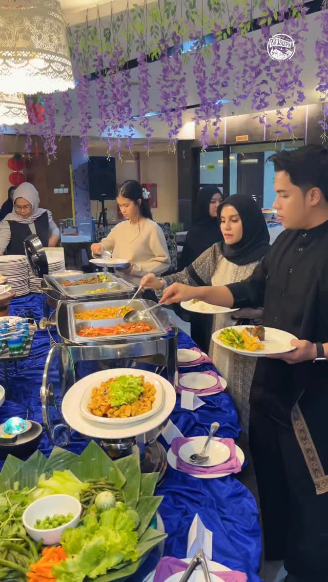 Mau bukber ramean, nyaman, dan nggak ribet? All You Can Eat di hotel jawabannya😍✨

Di Pekanbaru bukber di hotel berbintang dengan aneka menu nusantara yang enak-enak aku rekomendasiin ke Angkasa Garden Hotel Pekanbaru✨

Mengusung tema AFATAR (Angkasa Favorite Iftar) Rp135.000/pax udah bisa all you can eat makan sepuasnya di Lavender Restaurant Angkasa.

Bukber di sini kita bisa sekalian beramal, karna Rp5.000 dari transaksi akan didonasikan ke Rumah Zakat.

Menunya di sini lengkap mulai dari takjil, appetizer, maincourse, stall soup, live cooking, jajanan pasar, dessert, buah dan manisan serta pilihan beverage.

Kalau mau lebih santai dan makin private bisa ambil tempat di private roomnya, dengan minimal order 30pax.

‼️Khusus untuk tamu yang menginap ada diskon 15% dan untuk anak-anak sampai umur 12 tahun cukup bayar Rp70.000/pax🤩

‼️Ada juga paket khusus takjil dengan harga Rp70.000/pax.

🎁Setiap kedatangan akan diberikan voucher kupon dan akan diundi di akhir bulan puasa nanti dengan doorprize menarik!🥳

Yuk reservasi sekarang!🤩
_
Angkasa Garden Hotel
@angkasagardenhotel
📞0812-4988-2155
📞0823-8555-5139
📞0813-6562-8080
📞0878-2065-2667
📞0811-760-2900
📍Jalan Dr. Setia Budhi, Kec.Limapuluh, Pekanbaru
(130 m dari simpang Jalan Sultan Syarif Kasim)
_
✅ Pembayaran cash & cashless
✅ Tempat luas dan nyaman
✅ Tersedia Private Room
✅ Musholla
✅ Parkiran luas
_
🌐 Butuh rekomendasi di Pekanbaru? Cek website www.brosispku.com

#Pekanbaru #BroSisPKUAngkasaGardenHotelPekanbaru #AngkasaGardenHotelPekanbaru #HotelPekanbaru #BukaPuasa
