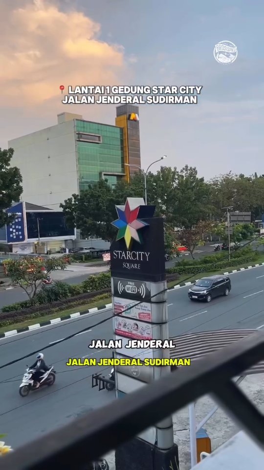Warga Pekanbaru yang mau bukber dengan view tengah kota tapi, tetap nyaman dan elegan, mampir ke Selebriti Resto yuk✨

Lagi ada Paket Ramadhan 2026, dari paket personal sampai paket berlima.
Semuanya udah include hidangan utama, takjil, dan minuman 🙌

Aku cobain Paket Personal cuma Rp55.000/pax!
Dan kalau order 10 pax, GRATIS 1 pax 👏

Tempatnya luas, full AC, interior elegan & nyaman.

Ada VIP room + sound system & proyektor juga, jadi bisa sekalian karaokean 🎤

Plus:
✨ Live music selama Ramadhan
✨ Spot foto outdoor cantik
✨ Lokasi strategis
✨ Parkiran makin luas

Siapa nih yang lagi cari tempat bukber nyaman tapi tetap estetik di Pekanbaru?

Tag temen bukber kamu sekarang, dan ajakin ke sini ya BroSis!
_
Harga:
Paket Personal (Include Ice Tea + Takjil)
🍛 Nasi Ayam Sambal Kemangi Rp55.000/Pax
🍛 Nasi Ikan Nila Asam Manis Rp55.000/Pax

*Note: Pembelian 10 Pax Gratis 1 Pax
_
Selebriti Resto
@restoselebriti_pekanbaru
⏰ Operasional Ramadhan:
Dine in: 16.00-21.00 WIB
Takeaway: 12.00-21.00 WIB
📍 Lantai 1 Star City Square, Jalan Jenderal Sudirman, Pekanbaru

✅ Pembayaran bisa cash & cashless (Qris, Debt)
✅ Indoor (AC, no smoking area)
✅ Outdoor (Smoking area)
✅ VIP Room (Include proyektor & sound system)
✅ Free WiFi
✅ Mushola
✅ Bisa booking tempat untuk event
✅ Cocok untuk makan sendiri maupun rame-rame
✅ Parkiran luas
_
🌐 Butuh rekomendasi di Pekanbaru? Cek website www.brosispku.com

#BroSisPKU #Pekanbaru #BroSisPKUSelebritiResto #SelebritiResto #BukberPekanbaru