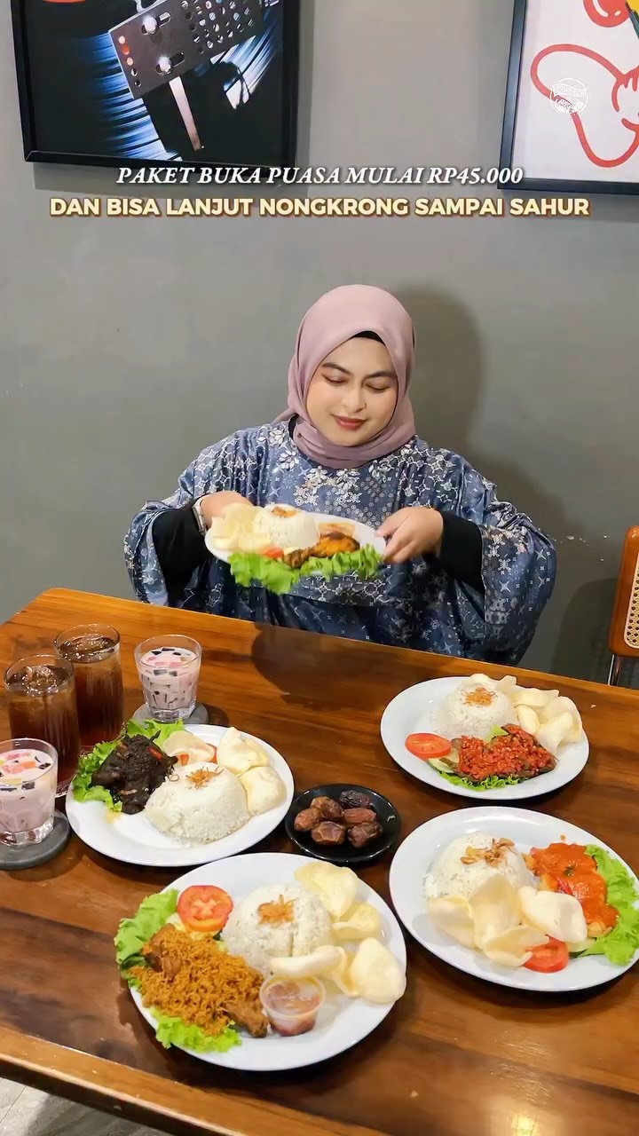 Warga Pekanbaru, mau buka puasa lanjut nongkrong sampai sahur? 🌙✨

Wajib mampir ke Tanama Coffee and Space yang lokasinya deket kampus UIR!

Tempatnya luas & nyaman. Ada Outdoor yang adem, Indoor No Smoking yang cozy, Indoor Smoking, sampai Working Space.

Mau datang sendiri, nugas, meeting, atau bukber ramean? Auto nyaman!

Sekarang ada Paket Iftar mulai Rp45.000 🤩
Udah termasuk hidangan utama, kurma, sop buah, dan es teh.

Di luar paket iftar, juga bisa order menu reguler.

Gas langsung mampir ke sini yuk BroSis!
_
Harga:
🍛 Paket 1 Rp45.000
(Nasi Katsu Saos Padang, Es Teh, Sop Buah, Kurma)

🍛 Paket 2 Rp50.000
(Nasi Ayam Bumbu Serundeng, Es Teh, Sop Buah, Kurma)

🍛 Paket 3 Rp55.000
(Nasi Ayam Bakar, Es Teh, Sop Buah, Kurma)

🍛 Paket 4 Rp55.000
(Nasi Ayam Bumbu Bali, Es Teh, Sop Buah, Kurma)

🍛 Paket 5 Rp65.000
(Nasi Dendeng Balado, Es Teh, Sop Buah, Kurma)

Menu Reguler:
Caramel Macchiato Rp31.000 (L)
Chocolatte Rp28.000 (L)
_
Tanama Coffee & Space
@tanamacoffee.id
⏰ Buka setiap hari, 24 Jam
🕰️ Operasional Ramadhan:
Dine in 16.00-05.00 WIB
Takeaway 12.00-05.00 WIB
📍 Jalan Dt. Achmad/Air Dingin, Simpang Tiga, Bukit Raya, Pekanbaru.
(Sebelah kanan, sekitar 500 meter dari arah Jalan Kaharuddin Nasution)

✅ Indoor (AC, No Smoking)
✅ Indoor (AC, Smoking area)
✅ Outdoor (Smoking area)
✅ Mushola
✅ Free WiFi
✅ Laptop friendly
✅ Kapasitas muat sampai 300 orang
✅ Cocok untuk sendiri ataupun rame-rame
_
🌐 Butuh rekomendasi di Pekanbaru? Cek website www.brosispku.com

#BroSisPKU #Pekanbaru #BroSisPKUTanamaCoffeeAndSpace #TanamaCoffeeAndSpace #BukberPekanbaru