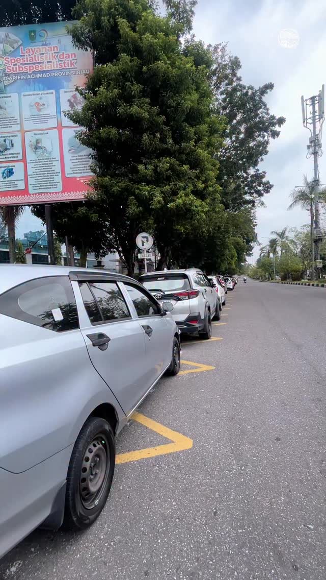 BroSis, apa yang terlintas pertama kali di pikiran kalian waktu lihat video ini? 👀

Yap, di sana sebenarnya sudah ada rambu-rambu dilarang parkir⛔️

Tapi kenyataannya, kendaraan yang parkir di area ini masih cukup banyak🫣

Kalau menurut BroSis gimana? Masih bisa dimaklumi atau sudah saatnya ditertibkan?
Coba komen ya! 😉
_
📍 Jalan Diponegoro, Pekanbaru Kota. (Depan RSUD Arifin Achmad Pekanbaru)
📹 Dok : 27 Maret 2026, 11.00 WIB
_
🌐 Butuh rekomendasi di Pekanbaru? Cek website www.brosispku.com

#brosispku #brosis #pekanbaru #SeputarPKU #BroSisPKUContentDiny