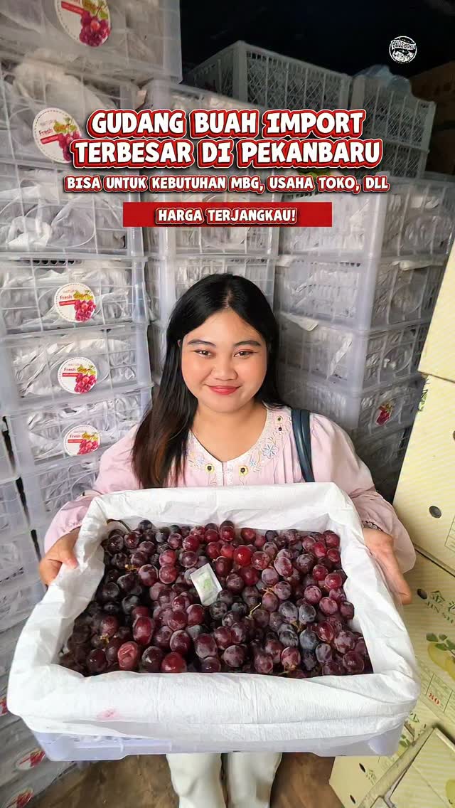 BroSis, baru tau di Pekanbaru ada gudang buah import segede ini dan harganya terjangkau mulai dari Rp180.000/dus‼️🍎

Buat yang lagi cari distributor buah tempat ini jadi jawabannya, namanya Syafira Buah✨

Di sini konsepnya memang grosiran, dan katanya ini distributor buah terbesar di Pekanbaru!🤩

Buah-buahnya dijual minimal per kardus atau per krat dan soal harga dijamin terjangkau mulai dari Rp180.000/dus nya.

Pilihan buah importnya lengkap, mulai dari anggur, pir yali, pir madu, apel, jeruk birma, jeruk santang, sampai kurma juga ada✨

Buahnya fresh setiap hari dan di simpan di dalam kontainer raksasa yang dijamin aman, jadi udah pasti berkualitas.

Gak cuma buah segar, di sini juga tersedia buah frozen dan jamur enoki🍄‍🟫

So, Buat kalian yang cari buah grosiran, bisa ke sini ya!😍
_
Syafira Buah
@dist.ributorpku
Tiktok : @distributor_pku
⏰Buka setiap hari, 09.00-23.00 WIB
📍Jalan Soekarno - Hatta, Pekanbaru
(140 m sebelum SPBU, di seberang Jalan Seirama)
_
🌐 Butuh rekomendasi di Pekanbaru? Cek website www.brosispku.com

#brosispku #pekanbaru #SyafiraBuah #DistributorBuahPKU #BroSisPKUSyafiraBuah