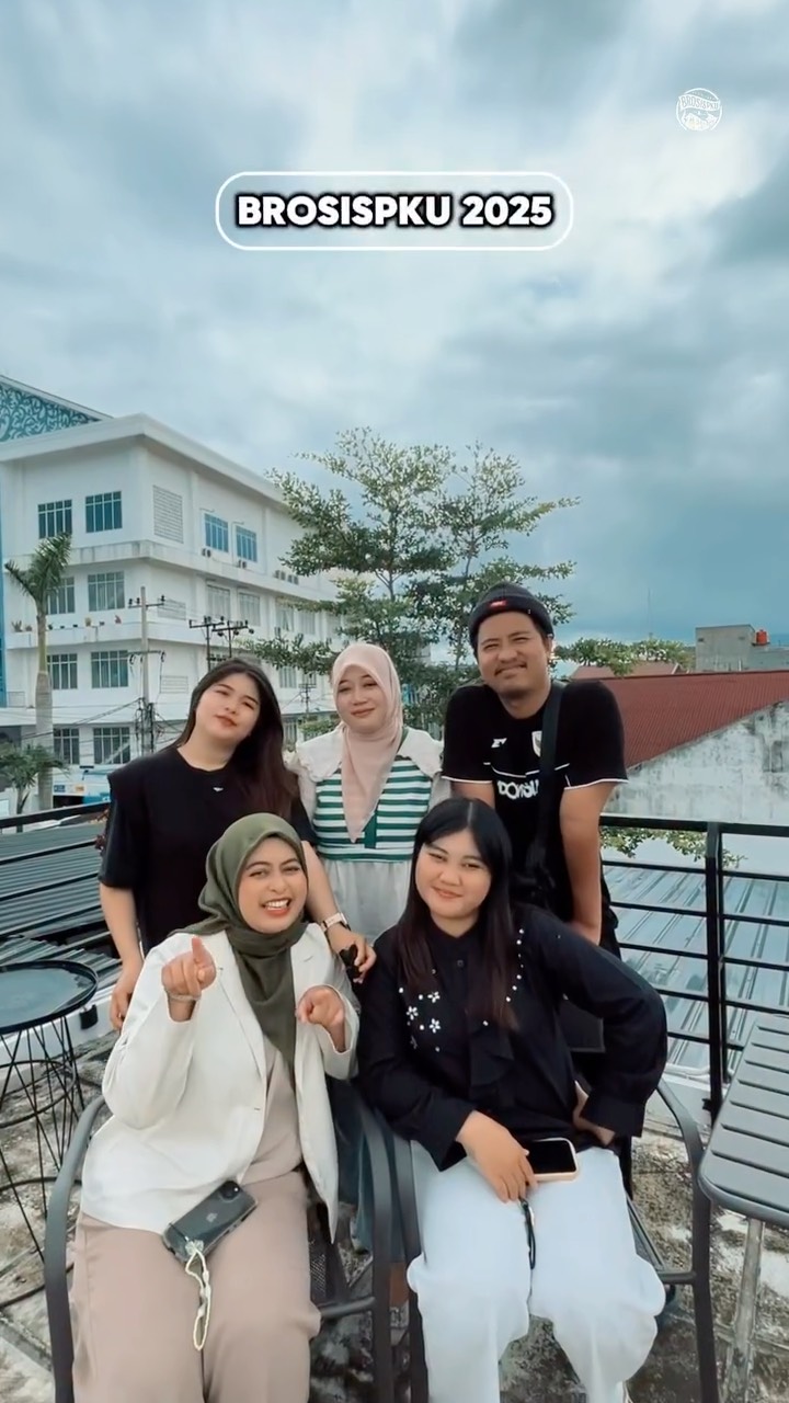 BroSisPKU udah bekerja sama lebih dari 800 Merchant dan Brand selama 2025✨✨

Dengan total play dan impression lebih dari 26 Juta Kali.

Terima kasih kepada BroSis yang selalu setia jadi followers dan viewers akun @brosispku 🥰

Besok udah tahun 2026, siap gas lagi!

Menurut kalian, konten @brosispku mana yang paling nempel di ingatan?

Coba komen ya 👇🏻

#BroSisPKU #BroSisKaleidoskop2025 #pekanbaru #NewYear